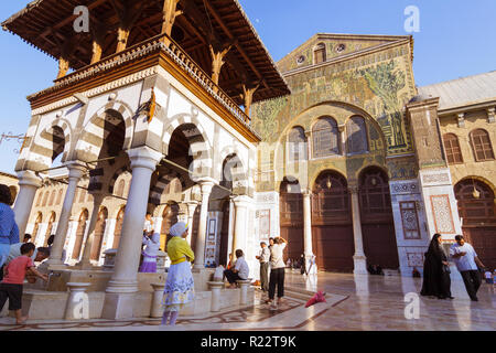 Damas, Syrie : Les gens de la cour de la Grande Mosquée des Omeyyades de Damas l'un des plus grands et des plus anciens au monde. Banque D'Images