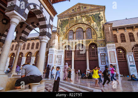 Damas, Syrie : Les gens de la cour de la Grande Mosquée des Omeyyades de Damas l'un des plus grands et des plus anciens au monde. Banque D'Images