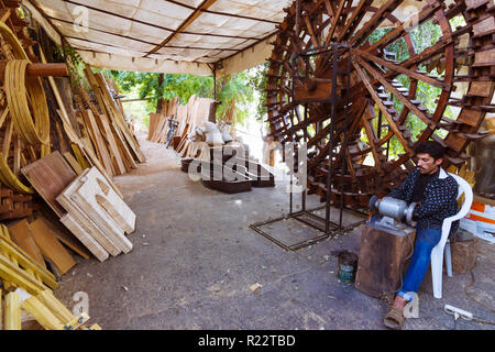 Hama Hama, gouvernorat, la Syrie : les artisans au travail décoratif construction norias. Banque D'Images