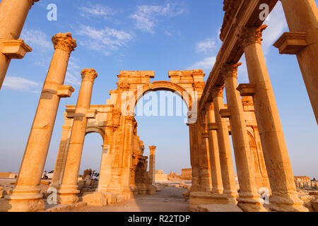 Palmyre, le Gouvernorat de Homs, Syrie - Mai 26th, 2009 : grande colonnade et 3ème siècle, l'Arc de Triomphe de Palmyre, archway ornementales romain Banque D'Images