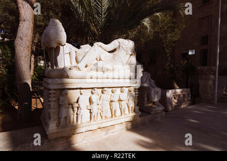 Palmyre, le Gouvernorat de Homs, Syrie - 27 mai 2009 : 3ème siècle sarcophage à l'entrée du musée archéologique de Palmyre. Banque D'Images