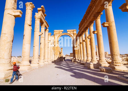 Palmyre, le Gouvernorat de Homs, Syrie - Mai 27th, 2009 : un enfant marche le long de la grande colonnade et le 3ème siècle, l'Arc de Triomphe de Palmyre, un Banque D'Images