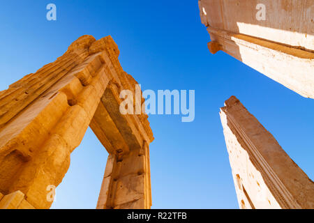Palmyre, le Gouvernorat de Homs, Syrie - 27 mai 2009 : comité permanent de l'arche d'entrée de la cella détruit le Temple de Bel. Ses ruines ont été considérées comme amo Banque D'Images