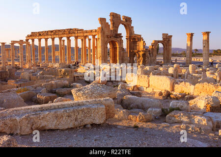 Palmyre, le Gouvernorat de Homs, Syrie - Mai 27th, 2009 : Grande Colonnade et arc monumental de Palmyre. L'Arc monumental a été une 3ème siècle ornam romain Banque D'Images