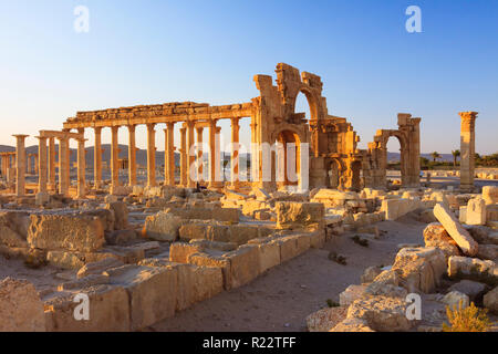 Palmyre, le Gouvernorat de Homs, Syrie - Mai 27th, 2009 : Grande Colonnade et arc monumental de Palmyre. L'Arc monumental a été une 3ème siècle ornam romain Banque D'Images