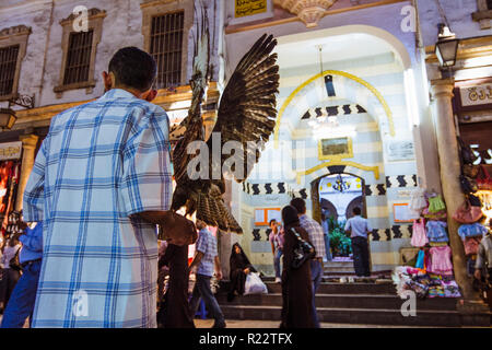 Damas, Syrie : les commerçants et les passants en face d'une mosquée à l'intérieur du souk Al-Hamidiyah dans la vieille ville. Banque D'Images