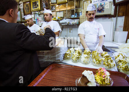 Damas, Syrie : les fournisseurs et clients à Bakdash ice cream parlour. Créé en 1885 dans le souk de Al-Hamidiyah, Bakdash est célèbre dans le milieu E Banque D'Images