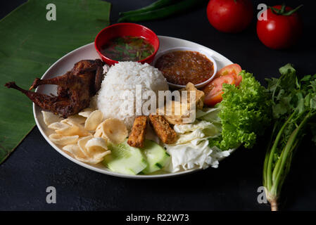 Nasi lemak kukus avec viande de caille , la nourriture locale de Malaisie Banque D'Images