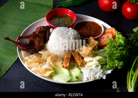 Nasi lemak kukus avec viande de caille , la nourriture locale de Malaisie Banque D'Images