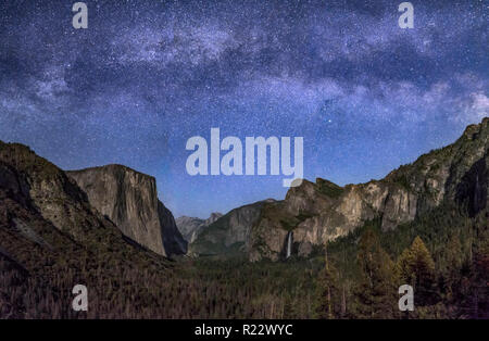 La vallée Yosemite, à partir de la vue de tunnel, est doucement éclairée par la lune avec réglage de la Voie lactée au-dessus. Banque D'Images