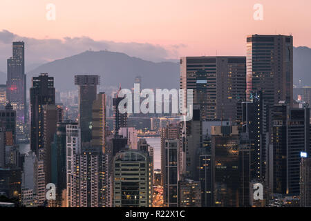 Coucher du soleil dans le quartier des affaires de Hong Kong skyline autour de Wanchai au-dessus de Happy Valley sur l'île de Hong Kong Banque D'Images