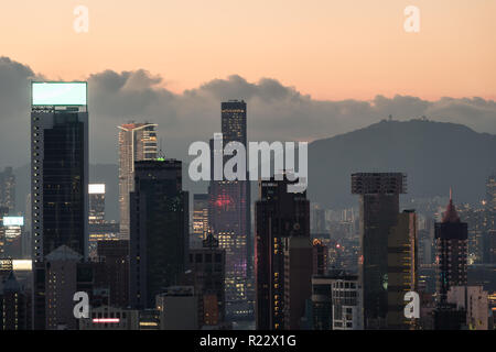 Coucher du soleil dans le quartier des affaires de Hong Kong skyline autour de Wanchai au-dessus de Happy Valley sur l'île de Hong Kong avec le pic de Kowloon à l'arrière-plan Banque D'Images