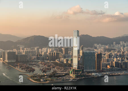 Coucher de soleil sur les toits de Kowloon du Victoria Peak à Hong Kong SAR, Chine Banque D'Images