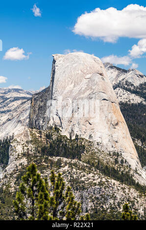 Demi Dôme est un monolithe de granite à l'extrémité est de la vallée de Yosemite en Californie. Banque D'Images