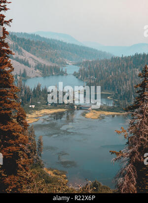 Angle de vue paysage vertical haut de Twin Lakes dans la région de Mammoth Lakes, California, USA. Twin Lakes est situé dans le comté de Mono le long de la côte orientale de la Banque D'Images