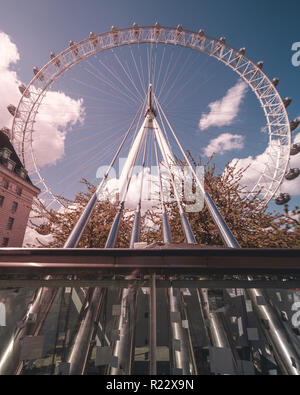 Point de vue unique sur le London Eye à Londres, au Royaume-Uni. Les lignes directrices apportent l'oeil pour le centre de l'œil avec un ciel bleu. Banque D'Images