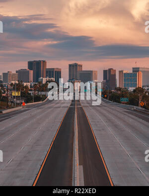 Vue verticale de San Diego, Californie, USA Skyline avec autoroute vide en premier plan. L'autoroute 5 voyages la plus grande partie de la côte de l'ouest des st Banque D'Images