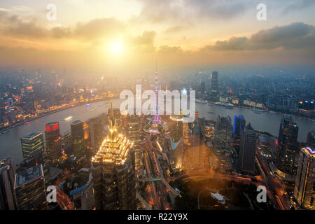 Shanghai skyline city scape, Shanghai luajiazui finances et d'affaires de la zone commerciale, les toits de Shanghai en Chine. L'Asie. Le jour et la nuit. Banque D'Images