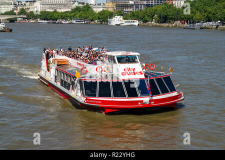 L'aube du millénaire, un passager de la classe M2 transport excursions catamaran avec passagers à haut du pont Blackfriars Bridge, London, UK Banque D'Images