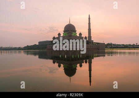 Mosquée de Putrajaya entre sunsire à Kuala Lumpur, Malaisie. Mosquée rose à Kuala Lumpur, Malaisie. L'Asie. Banque D'Images