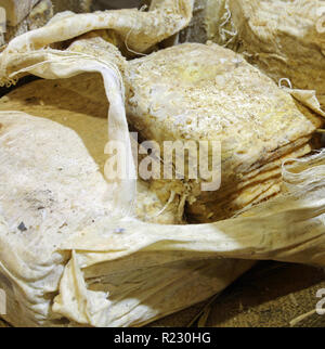 Le fromage vieilli en caves exposées sur un tissu en lin pour le garder mieux Banque D'Images