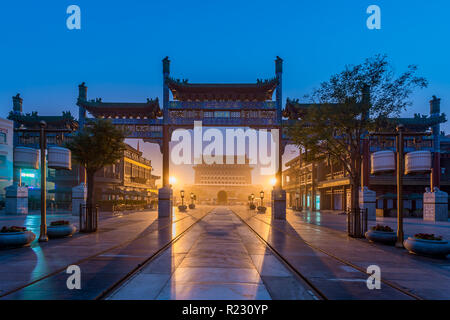 La porte Zhengyang Beijing Jianlou de nuit dans la rue Qianmen à Pékin, en Chine. Banque D'Images