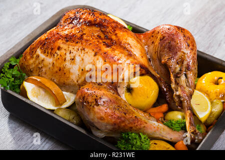 Ensemble de rôti de dinde aux pommes, citrouilles, pommes de terre, les carottes et les verts dans le plat de cuisson Banque D'Images