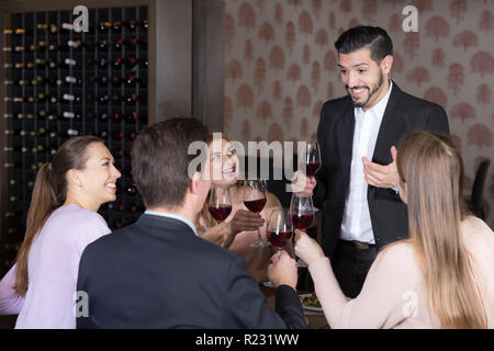 Homme barbu adultes prononcer des toasts sur réunion amicale en agréable restaurant Banque D'Images