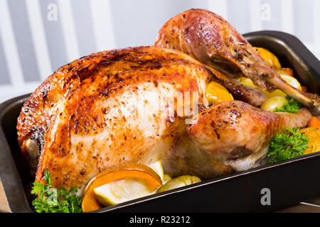 Ensemble de rôti de dinde aux pommes, citrouilles, pommes de terre, les carottes et les verts dans le plat de cuisson Banque D'Images