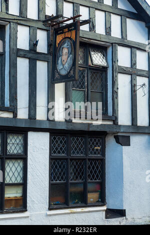 The Queen's Head Inn, St James Street, Monmouth, un seizième siècle, a déclaré être hantée. Banque D'Images