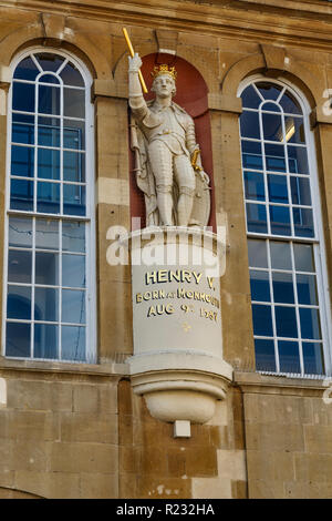 Monmouth, Gwent, statue du roi Henry V, en face de la Shire Hall, Agincourt Square, Banque D'Images