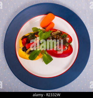 Vue de dessus de poivrons frais farci aux champignons sauvages, riz aux graines de sésame, légumes verts et Banque D'Images