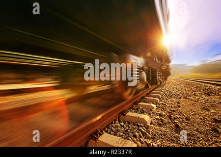 Plate-forme du train de marchandises par conteneurs au coucher du soleil Banque D'Images