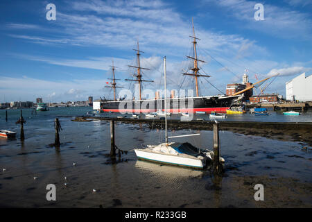 Le HMS Warrior, le premier navire de fer vêtu, à Portsmouth Harbour le 13 novembre 2018. Le Gosport Ferry est à gauche de l'image Banque D'Images