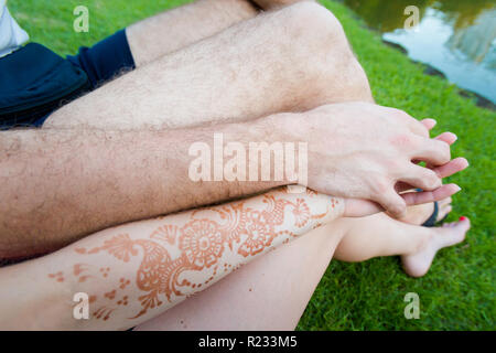 Couple holding hands in central park à Kuala Lumpur capitale de la Malaisie. Close up of Indian tatouage au henné naturel. Banque D'Images