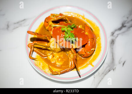 Style Singapour hot chili crab servi sur China Town. Plat de fruits de mer de l'Asie du sud-est. Banque D'Images