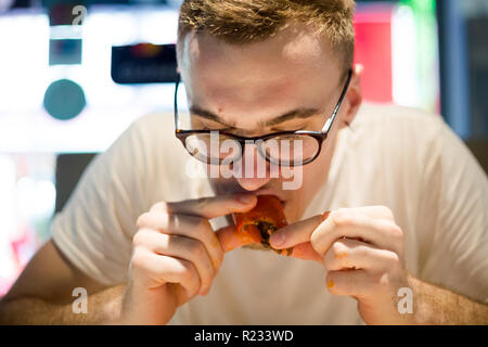 Les jeunes manger touristique style Singapour hot chili crab servi sur China Town. Plat de fruits de mer de l'Asie du sud-est. Banque D'Images