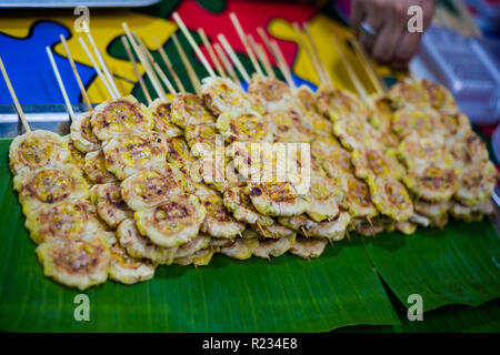 Tranches de banane asiatique frais grillé sur une broche sur le marché local à Bangkok. La cuisine thaïlandaise traditionnelle faite d'ingrédients frais. Banque D'Images