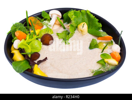 Purée délicieuse soupe aux champignons des bois garni de légumes et d'herbes. Plus isolé sur fond blanc Banque D'Images
