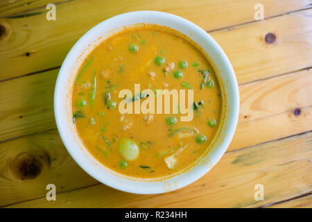 Préparés frais épicé potage au curry rouge, petits pois, aubergines et fines herbes sur le marché local à Bangkok. La cuisine thaïlandaise traditionnelle faite d'ingrédients frais Banque D'Images