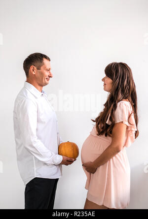 L'homme à la citrouille en face d'une femme enceinte. Banque D'Images