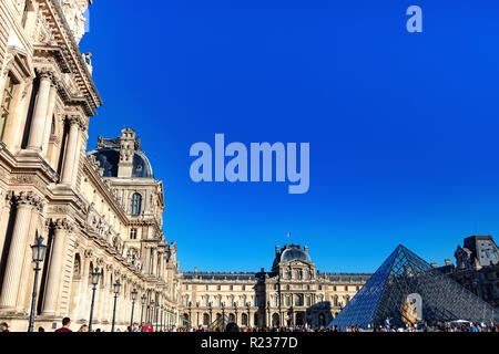 France, Paris, 5 octobre 2018 : le Jardin des Tuileries et le Musée du Louvre Banque D'Images