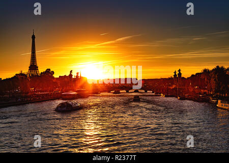 France, Paris, 5 octobre 2018 : Coucher de soleil sur la Tour Eiffel, la Seine, et le Pont Alexandre III Banque D'Images