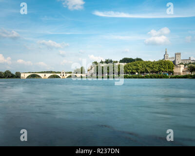 Le pont d'Avignon et le palais des papes sont deux attraction touristique construit à l'époque médiévale, en Avignon, dans le sud de la France. Le Rhône cross e Banque D'Images