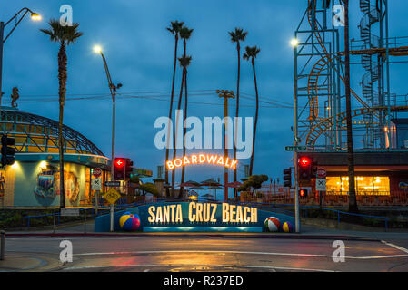 Boardwalk de Santa Cruz et le parc d'attractions Banque D'Images