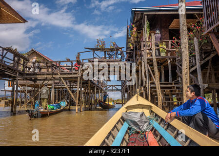 Village flottant sur le lac Inle au Myanmar Banque D'Images