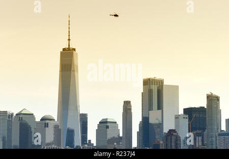 Survoler en hélicoptère le gratte-ciel du quartier financier de lower Manhattan, New York, USA Banque D'Images