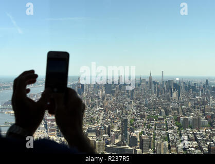 Faire un homme photos sur smartphone de la ville de New York. Vue de dessus sur le New York. Banque D'Images