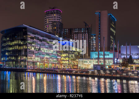 Salford Quays Media city de nuit. Banque D'Images