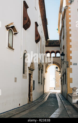 Sitges, Espagne - 2017.12.15 : Old street avec arch à Sitges, le Musée Maricel (Museu de Maricel) Banque D'Images